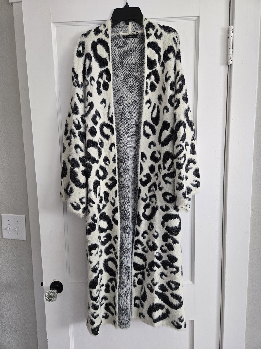 Do everything in love Black & White Leopard-Pattern Fuzzy Cardigan